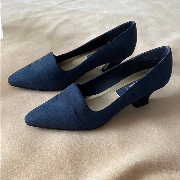 Elegant dark navy blue Women's Shoes pumps low heel - Picture 1 of 2
